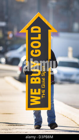 ARLINGTON, VIRGINIA, USA - Femme nous acheter de l'or signer sur trottoir pour attirer les clients. Banque D'Images