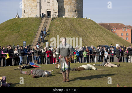 Personnes en costume au Viking Festival près de Cliffords Tower York North Yorkshire Angleterre Royaume-Uni GB Grande-Bretagne Banque D'Images