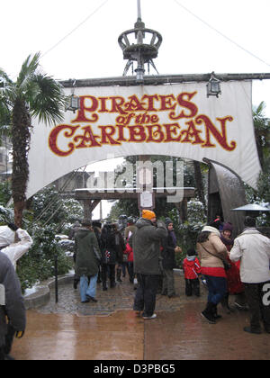 Les visiteurs de la Pirates des Caraïbes Ride pendant l'hiver à Disneyland Paris. Banque D'Images