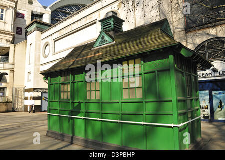 Londres, Angleterre, Royaume-Uni. L'abri de la cabine - lieu de rencontre et de rafraîchissements pour les chauffeurs de taxi. Place du remblai, Charing Cross Banque D'Images