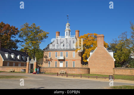 Vue de la façade de palais du gouverneur dans la ville coloniale de Williamsburg, Virginie, contre un ciel bleu Banque D'Images