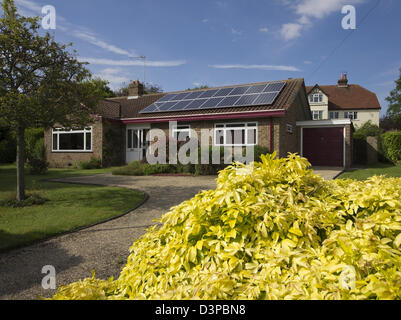 Gamme de 16 panneaux solaires sur bungalow Banque D'Images