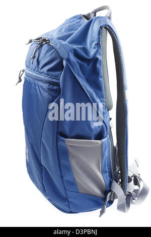 Sac à dos en nylon bleu moderne isolé sur un fond blanc. Banque D'Images