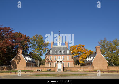 Vue de la façade de palais du gouverneur dans la ville coloniale de Williamsburg, Virginie, contre un ciel bleu Banque D'Images