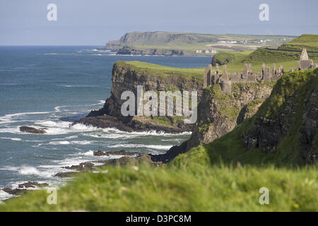 La Côte d'Antrim et de Dunluce. La ruine de château de Dunluce s'accroche à la clad vert falaises de la magnifique côte d'Antrim. Banque D'Images