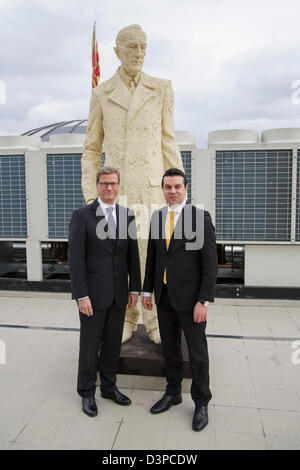 Document:Skopje, Macédoine. Un cadeau photo montre le ministre des Affaires étrangères allemand Guido Westerwelle (FDP, L) et son collègue macédonien Nikola Poposki devant une statue de Konrad Adenauer sur le toit de la nouvelle Forign Bureau de Skopje, Macédoine, 22 février 2013. Westerwelle continue sa visite en Albanie et en Macédoine. Les membres souhaitent rejoindre l'Union européenne (UE). Photo : THOMAS TRUTSCHEL/ / PHOTOTHEK.NET AUSWAERTIGES AMT/dpa/Alamy Live News Banque D'Images