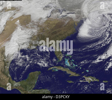 Une tempête massive quitte la côte est dans cette photo satellite NOAA GOES-13 Banque D'Images