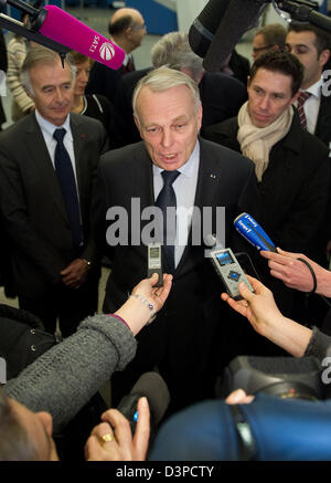 Hambourg, Allemagne. 22 février 2013. Le Premier ministre français Jean-Marc Ayrault répond aux questions des journalistes au sein de l'entreprise Safran Morpho Detection à Hambourg, Allemagne, le 22 février 2013. Ayrault est l'invité d'honneur de la fête traditionnelle Matthiae Hambourg. Photo : AXEL HEIMKEN/dpa/Alamy Live News Banque D'Images