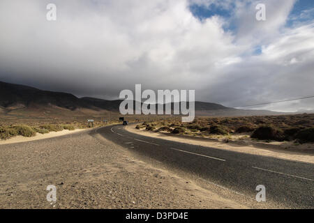 Route à travers les dunes du désert près de Famara à Lanzarote, îles canaries, espagne Banque D'Images