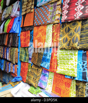 Tissu lumineux à vendre au marché de Kumasi, Ghana Banque D'Images