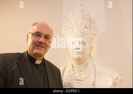 Directeur de l'Institut Le Pape Benoît XVI et de l'évêque de Ratisbonne Rudolf Vorderholzer est à côté d'un buste du Pape Benoît XVI à Ratisbonne, Allemagne, 22 février 2013. Vorderholzer ont donné une conférence de presse sur l'importance du Pape d'un point de vue théologique. Photo : ARMIN WEIGEL Banque D'Images