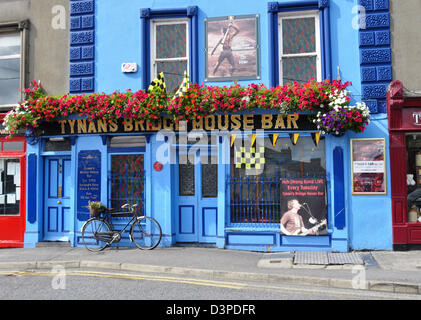 La VILLE DE KILKENNY IRLANDE TYNANS BAR BRIDGE HOUSE Banque D'Images