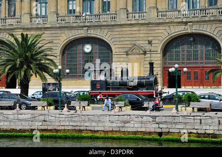 Une locomotive utilisée sur l'Orient Express se trouve sur le bord de l'eau avant de la gare Haydarpaşa à Istanbul, Turquie Banque D'Images