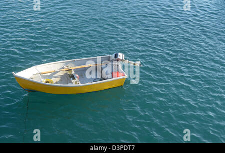 Petit bateau avec moteur hors-bord amarré à St Peter Port, Guernsey. Banque D'Images