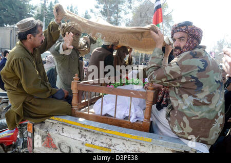 Le Pakistan. 22 février 2013. Des militants d'Ahle Sunnat Wal Jamat (défunte Sipah-e-Sahaba) s'asseoir avec corps mort de leur parti ouvrier pendant manifestation de protestation contre le meurtre, à Zarghoon road à Quetta le vendredi 22 février 2013. Credit : Asianet-Pakistan / Alamy Live News Banque D'Images