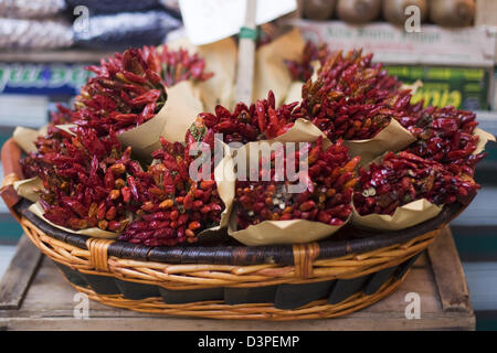 Panier plein de piment rouge Banque D'Images