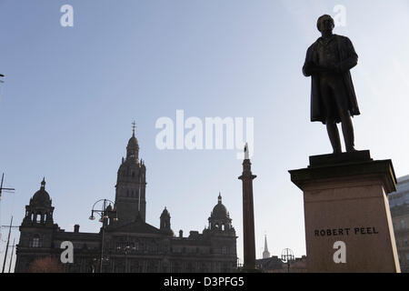 Vue en regardant la ville Chambres sur George Square dans le centre-ville de Glasgow, Écosse, Royaume-Uni Banque D'Images