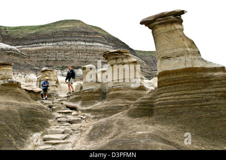 Père & Fils, une randonnée dans les cheminées dans les badlands de Drumheller Valley Alberta Canada Banque D'Images