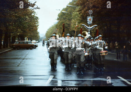 Berlin, RDA, guard regiment ont marché jusqu'à l'ANB, Wachabloesung Banque D'Images