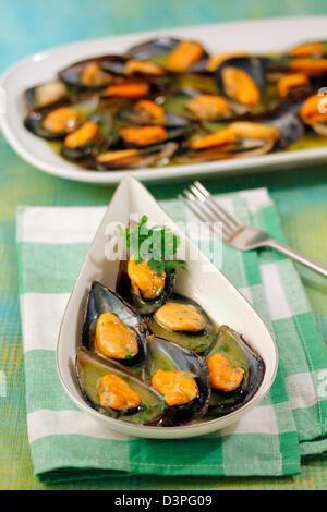 Moules à l'aide de fines herbes. Recette disponible. Banque D'Images