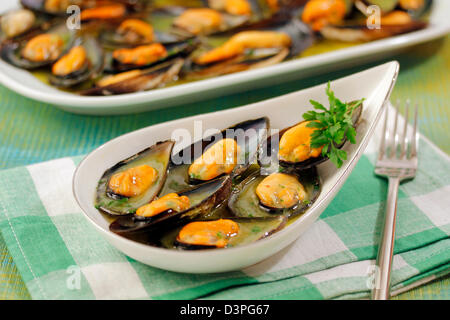 Moules à l'aide de fines herbes. Recette disponible. Banque D'Images