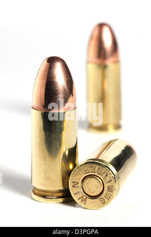 9mm Luger Winchester bullets contre fond blanc. Banque D'Images