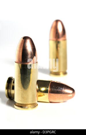 9mm Luger Winchester bullets contre fond blanc. Banque D'Images