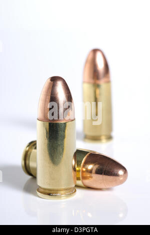 9mm Luger Winchester bullets contre fond blanc. Banque D'Images