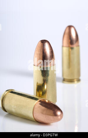 9mm Luger Winchester bullets contre fond blanc. Banque D'Images