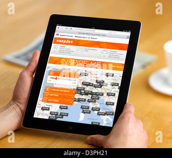 Le site web easyjet.com vu sur une 4ème génération d'Apple iPad tablet computer Banque D'Images