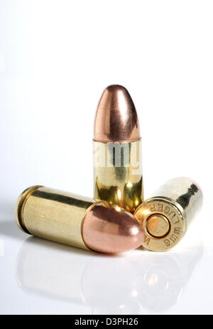 9mm Luger Winchester bullets contre fond blanc. Banque D'Images