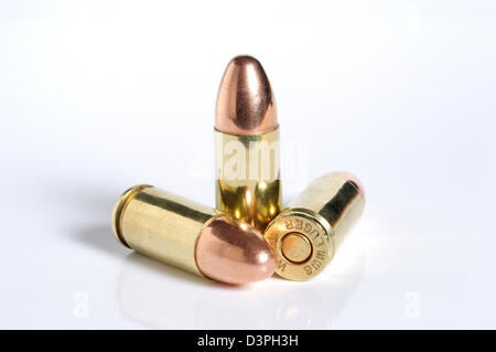 9mm Luger Winchester bullets contre fond blanc. Banque D'Images