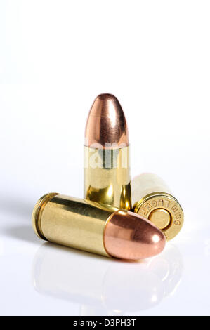 9mm Luger Winchester bullets contre fond blanc. Banque D'Images