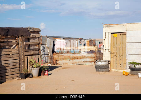 Des cabanes improvisées, fabriqués à partir de matériaux de rebut à l'assainissement des taudis près de Swakopmund, Namibie, Afrique du Sud Banque D'Images