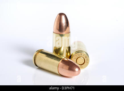 9mm Luger Winchester bullets contre fond blanc. Banque D'Images