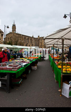 Les étals du marché de rue traditionnels Stamford Lincolnshire Banque D'Images