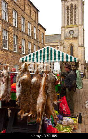 Lièvre et lapin en vente sur stand stands de marchés de rue traditionnels Stamford Lincolnshire Banque D'Images