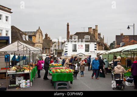 Les étals du marché de rue traditionnels Stamford Lincolnshire Banque D'Images