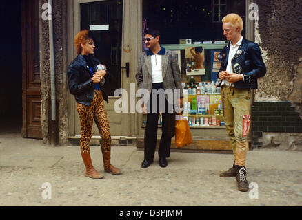 Berlin, RDA, homme unterhaelt avec deux punks Banque D'Images