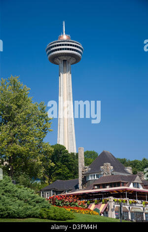 La tour Skylon, avec une plate-forme d'observation surplombant les Chutes du Niagara, Canada Banque D'Images