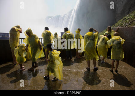 La chute en fer à cheval à partir d'une plate-forme d'observation derrière les chutes de Niagara Falls, Canada Banque D'Images