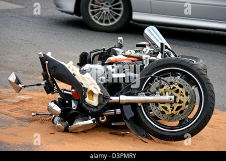 Accident de moto noire sur la route asphaltée. Banque D'Images