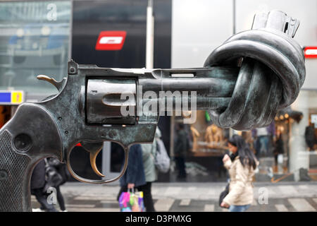 Stockholm, Suède, sculpture en bronze de la Non Violence l'artiste Carl Fredrik Reutersward Banque D'Images