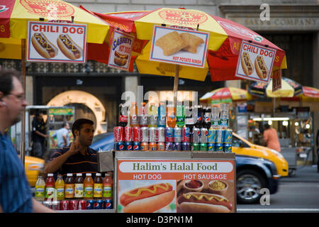 Stand de hot-dog halal sur 5e Cinquième Avenue à New York Banque D'Images