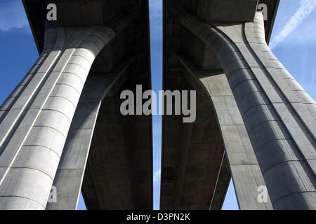 Pont routier en béton immense nouveau Banque D'Images