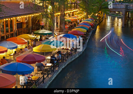 Parasols colorés, bateau traces légères sur la rivière San Antonio et de Riverwalk, San Antonio, Texas USA Banque D'Images