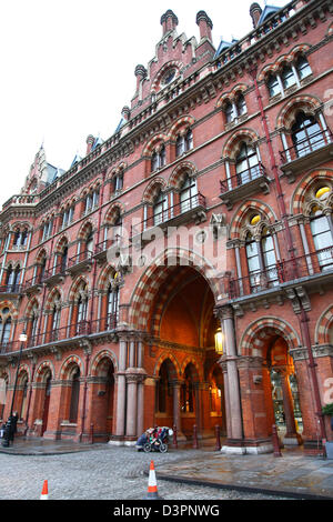 La façade ornée de la gare internationale St Pancras London England UK Banque D'Images