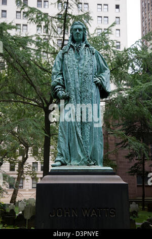 Statue de bronze et monument mémorial à John Watts dans un cimetière de l'église Trinity à Wall Street et Broadway Banque D'Images