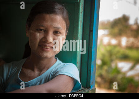 Passager sur le train circulaire commuter rail Yangon Myanmar Banque D'Images