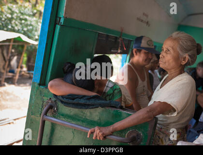 Passager sur le train circulaire commuter rail Yangon Myanmar Banque D'Images